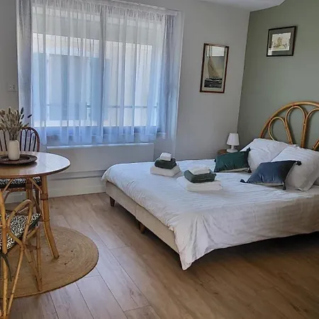 Apartment Situe Entre Port Et *