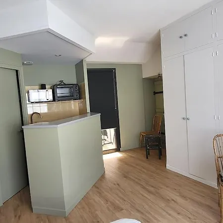 Situe Entre Port Et Apartament