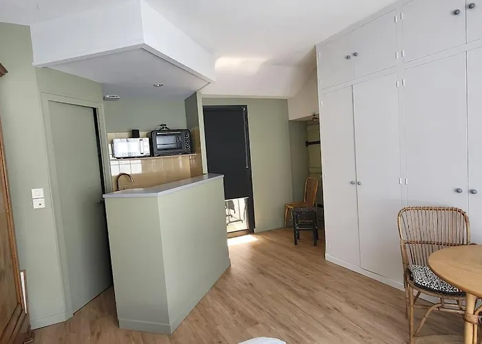 Situe Entre Port Et Apartament